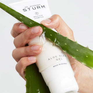 Dr. Barbara Sturm Aloe Vera Gel posizionato accanto a una foglia di aloe – skincare premium con estratti botanici lenitivi.