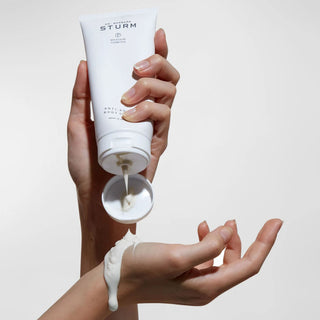 Applicazione della Dr. Barbara Sturm Anti-Aging Body Cream sulla pelle – crema corpo idratante e rassodante.